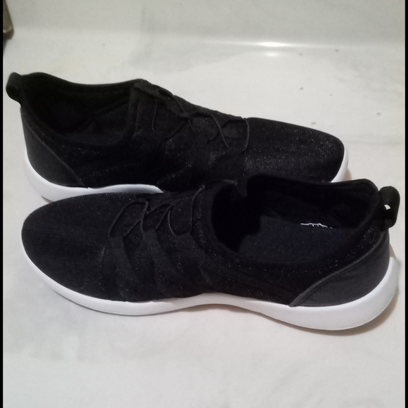 Size 9 left 🌟NEW🌟Black Slip On Shoes - Picture 9 of 14